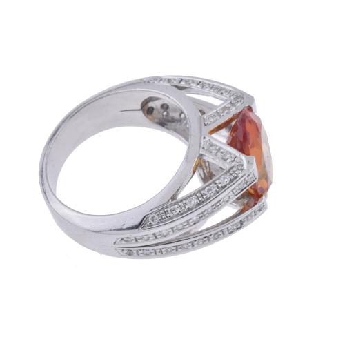 Anillo con citrino y diamantes.