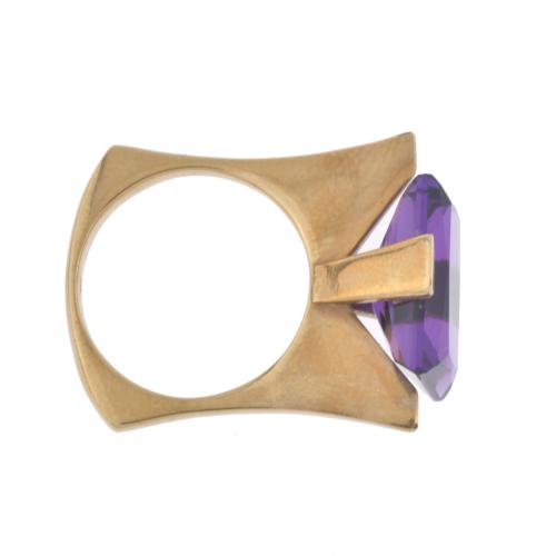 Anillo fantasía con amatista.