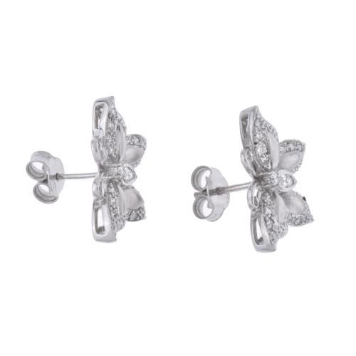 Pendientes en forma de mariposa con diamantes.