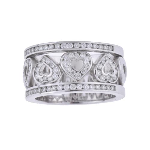 Anillo ancho en forma de coraxones con diamantes.