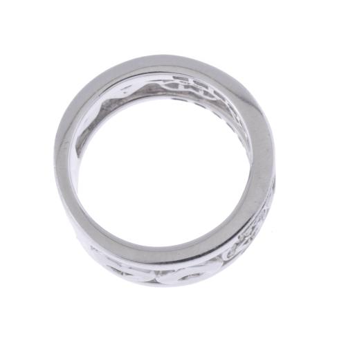 Anillo ancho en forma de coraxones con diamantes.
