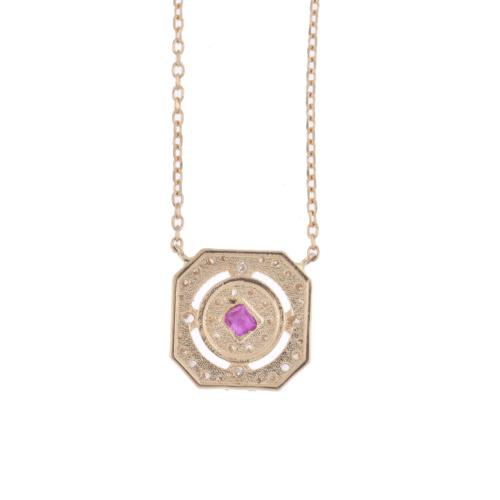 Collar con colgante con rubís y diamantes.