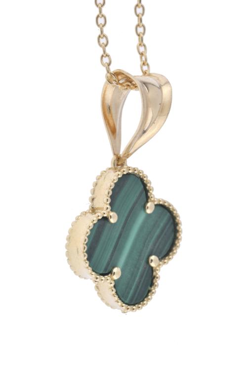 Collar con colgante en forma de trébol con malaquita.
