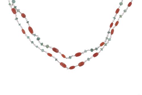 Collar largo con cuentas de esmeraldas y coral.