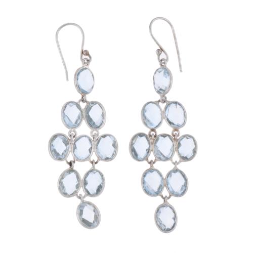 Pendientes en forma de racimo con topacios azules.