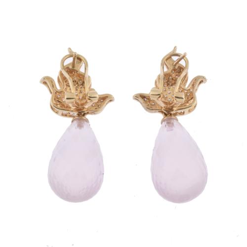 Pendientes en forma de hoja con cuarzo rosa y diamantes.