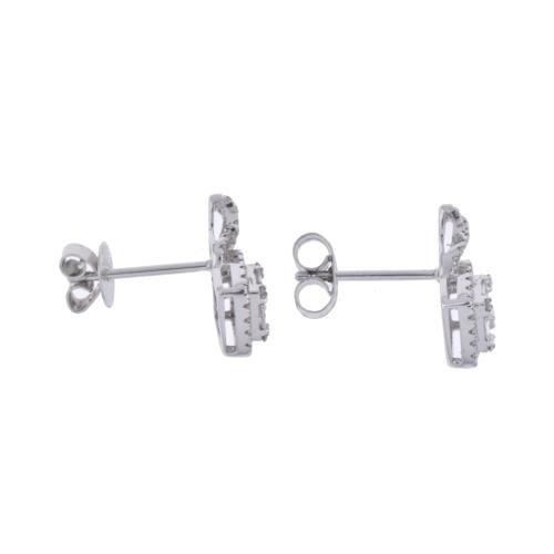 Pendientes con diamantes.