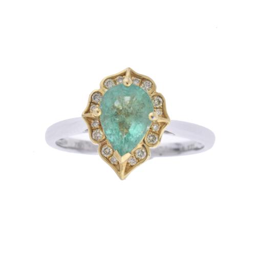 Anillo con esmeralda orlada con diamantes.