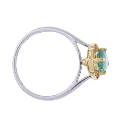 Anillo con esmeralda orlada con diamantes.