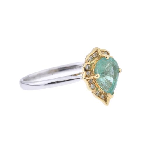 Anillo con esmeralda orlada con diamantes.