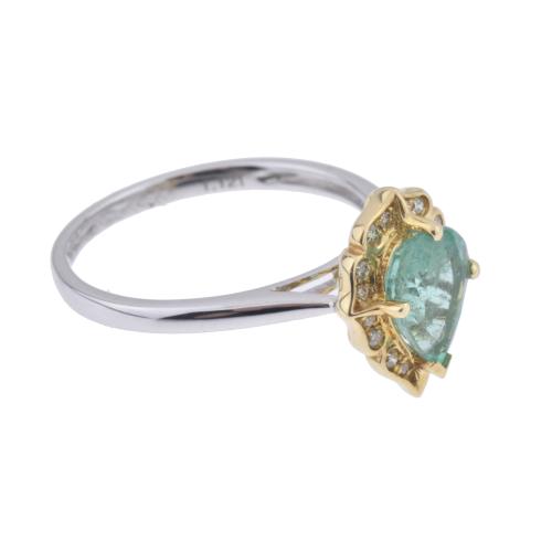 Anillo con esmeralda orlada con diamantes.