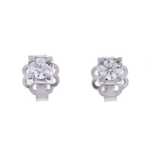 Pendientes con diamantes.