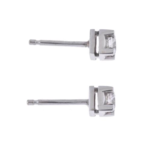 Pendientes con diamantes.