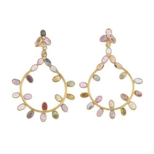 Pendientes con aros colgantes con turmalinas.