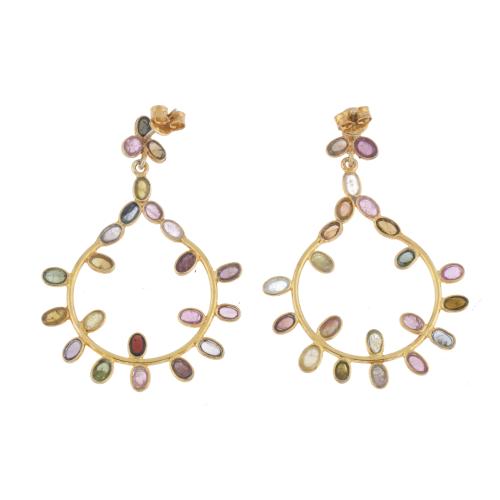 Pendientes con aros colgantes con turmalinas.