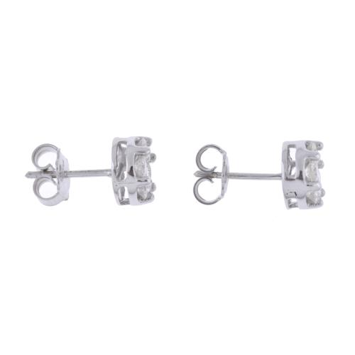 Pendientes en forma de flor con diamantes.