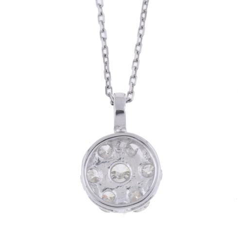 Collar con colgante en forma de flor con diamantes.