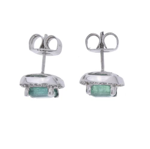 Pendientes de esmeraldas con rosetón de diamantes.