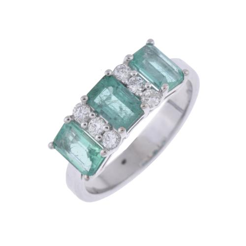 Anillo tresillo de esmeraldas y diamantes.