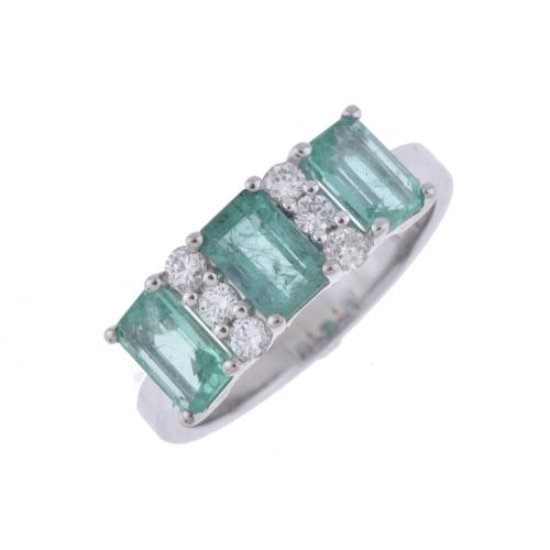 Anillo tresillo de esmeraldas y diamantes.