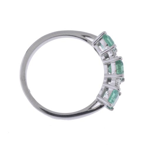 Anillo tresillo de esmeraldas y diamantes.