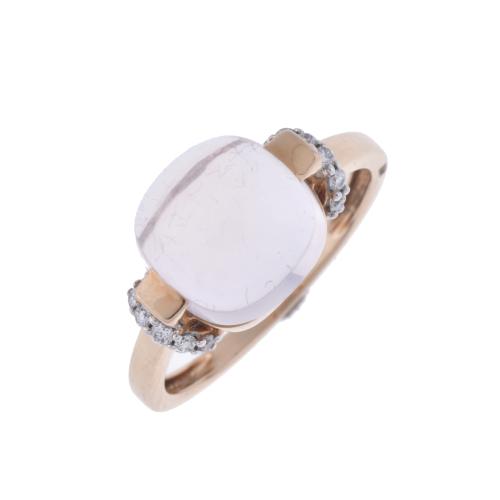 Anillo tipo pomellato con cuarzo rosa y brillantes.