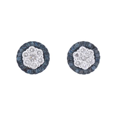 Pendientes de diamantes con rosetón de diamantes azules.