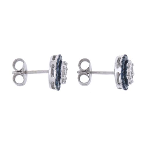 Pendientes de diamantes con rosetón de diamantes azules.