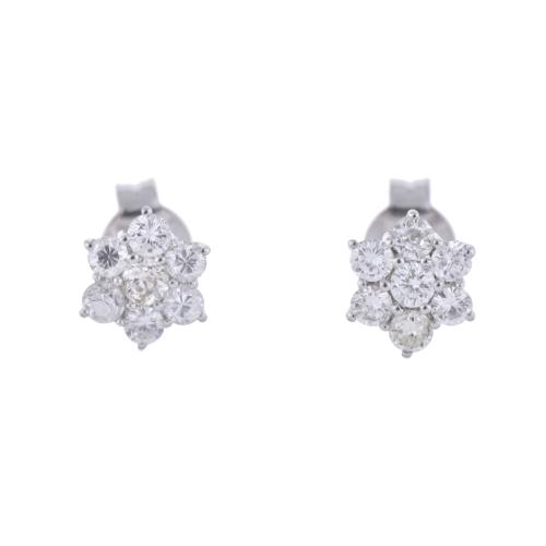 Pendientes con diamantes en forma floral.