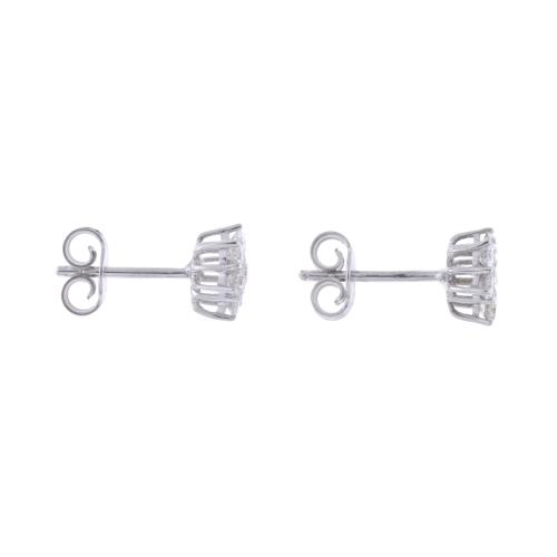 Pendientes con diamantes en forma floral.
