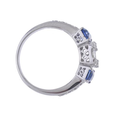 Sortija con diamantes y zafiros.