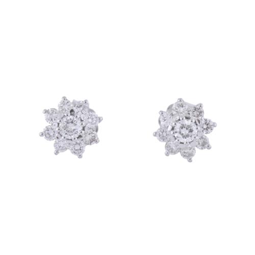 Pendientes con rosetón de diamantes.
