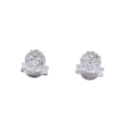 Pendientes con diamantes en forma de flor.
