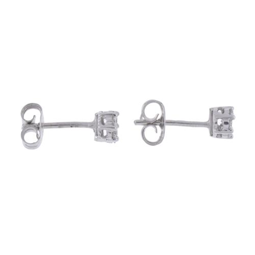 Pendientes con diamantes en forma de flor.