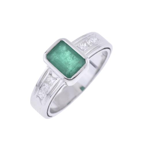 Anillo con esmeralda centrtal y diamantes.