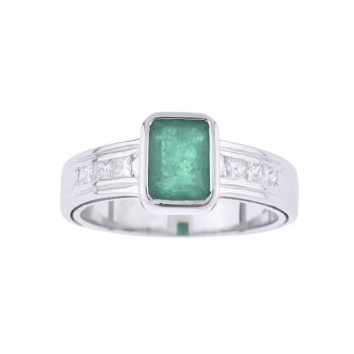 Anillo con esmeralda centrtal y diamantes.