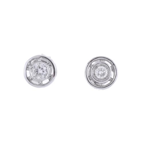 Pendientes con chatón de diamante.