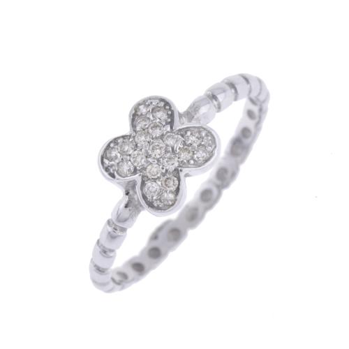 Sortija en forma de flor con diamantes.