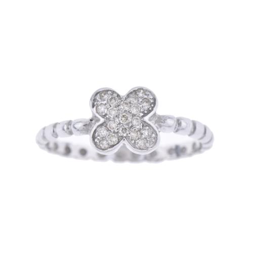 Sortija en forma de flor con diamantes.