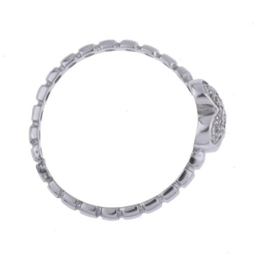 Sortija en forma de flor con diamantes.