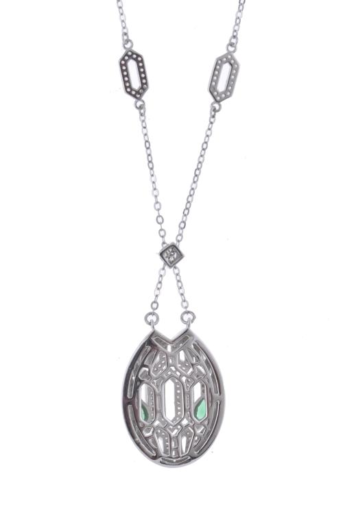 Collar con colgante en forma de cabeza de serpiente.