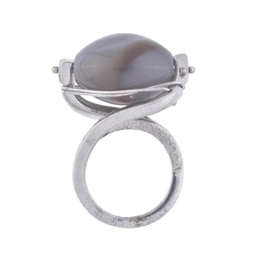 Anillo con probablemente ágata natural.