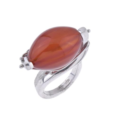 Anillo con probablemente cornalina natural.
