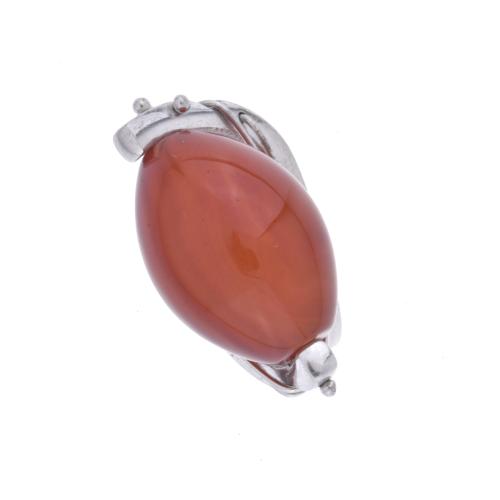 Anillo con probablemente cornalina natural.