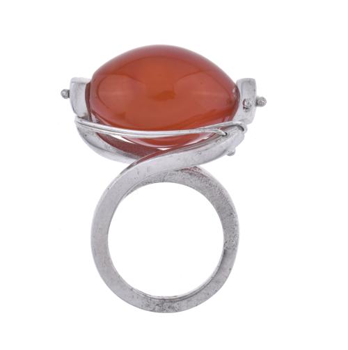 Anillo con probablemente cornalina natural.