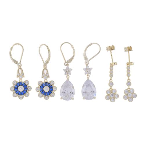 Lote de tres pares de pendientes con motivos florales.