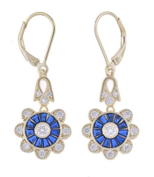 Lote de tres pares de pendientes con motivos florales.