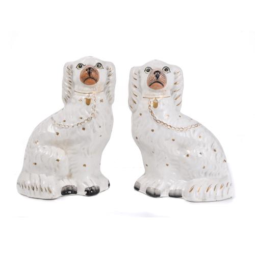 Pareja de perros en cerámica inglesa Staffordshire, siglo XIX. 