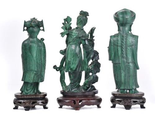 ESCUELA CHINA, SIGLO XX.  "Guanyin" y pareja de Dignatarios.