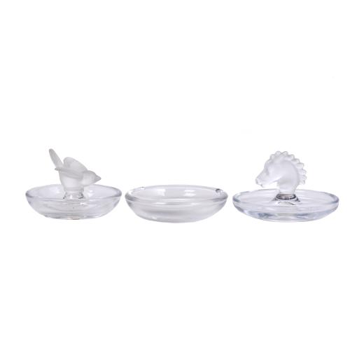 Set of two small centrepieces and an ashtray in French glass, 20th century.